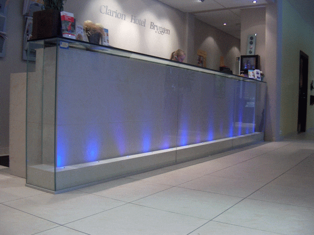 LED lys i hotellresepsjon.